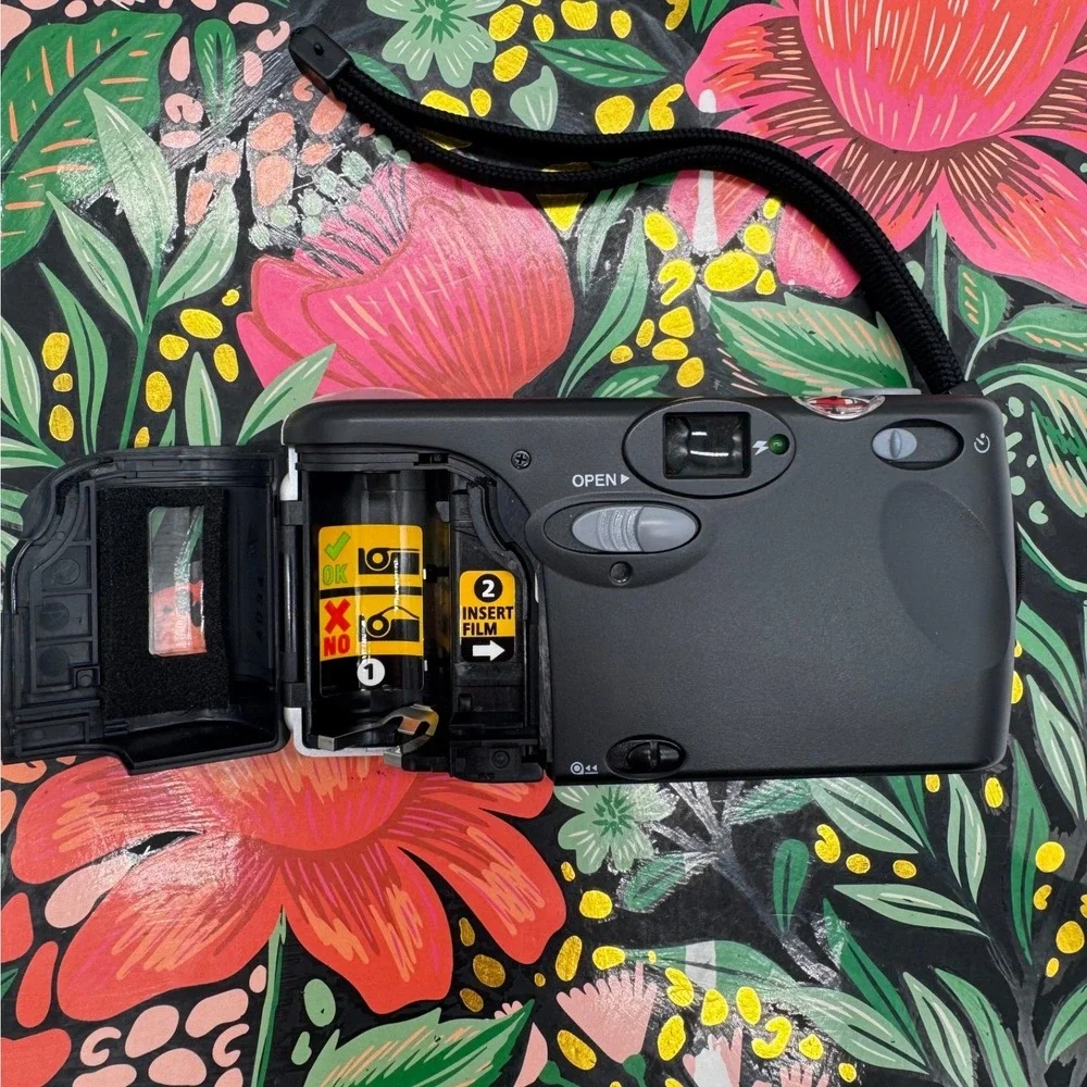 Kodak EasyLoad 35 KE30 Point and Shoot 35mm Film Camera Silver Ektanar Lens